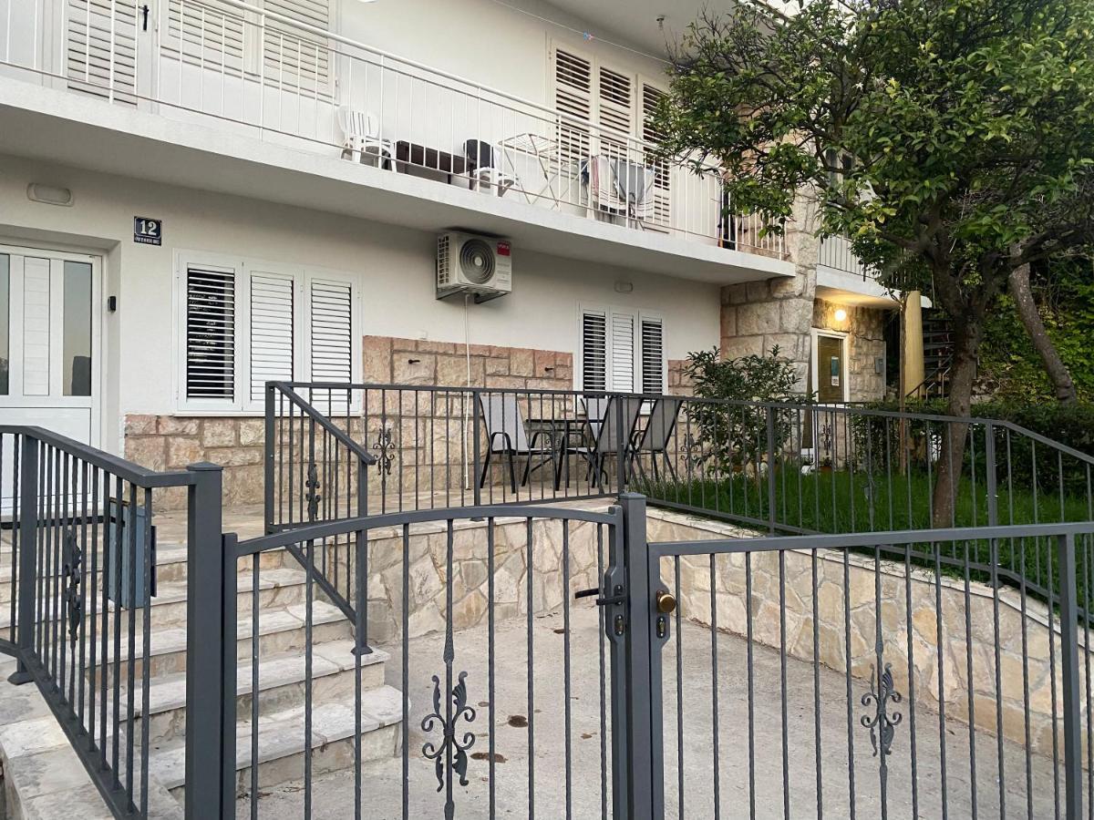 Ferienwohnung Napjacu With Own Parking And Garden Herceg Novi Exterior foto